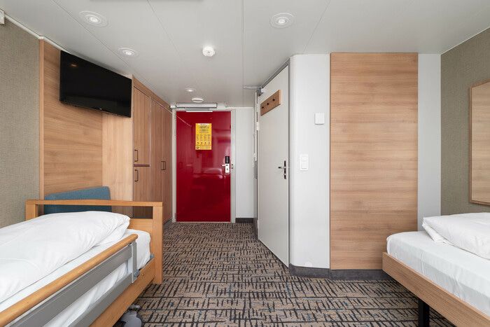 Polar Outside | Accessible double on lower deck with window